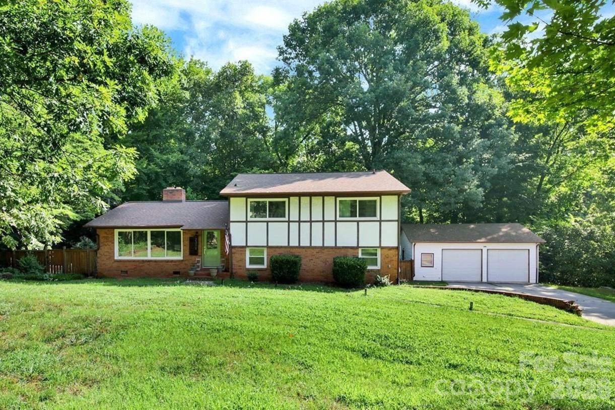 2311 Laurelwood Cir., Charlotte, NC 28214