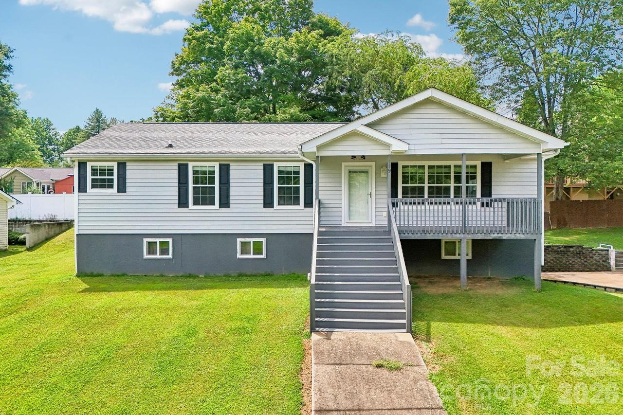 119 E Meadow Ln., Horse Shoe, NC 28742