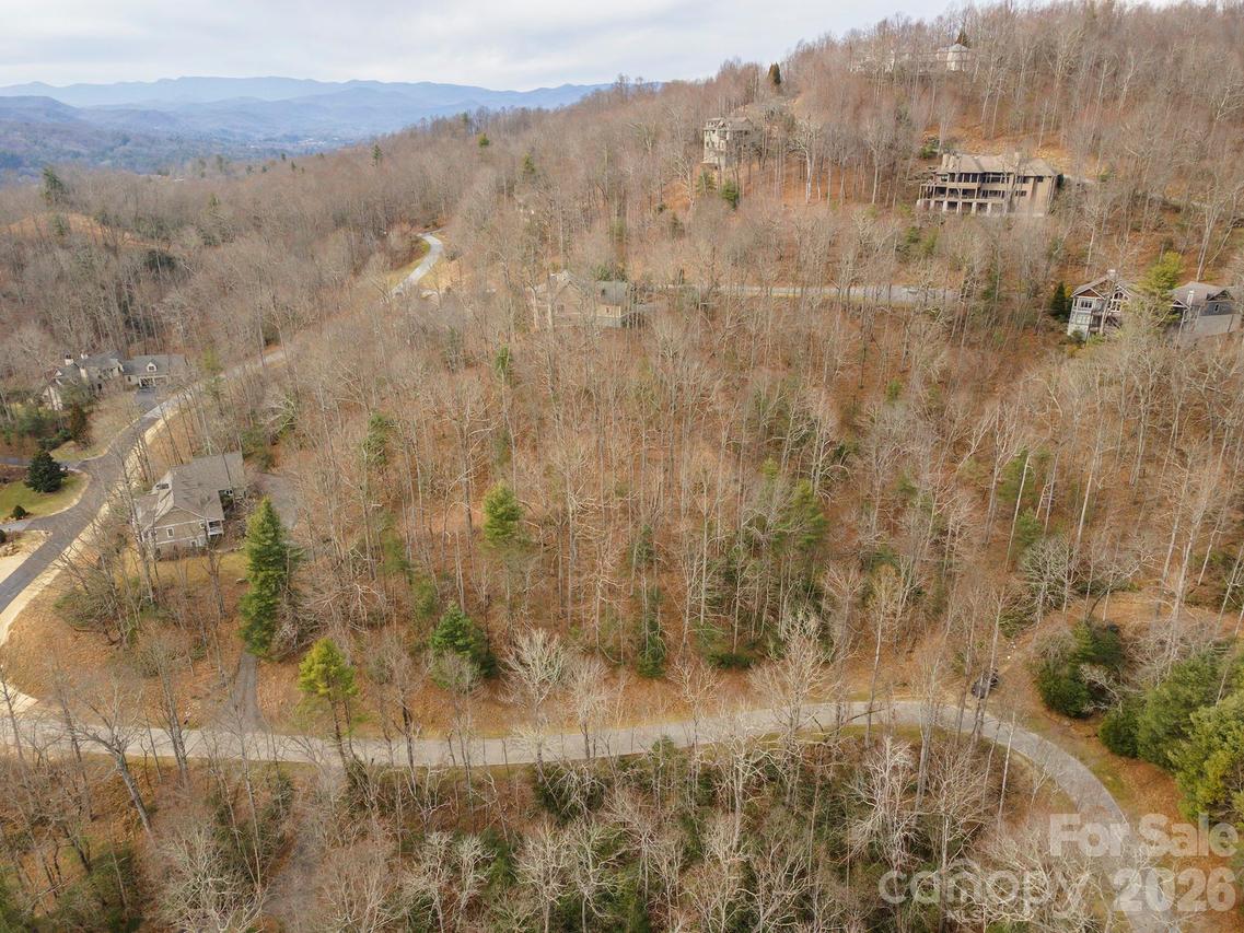24 Falls Ln., Hendersonville, NC 28739