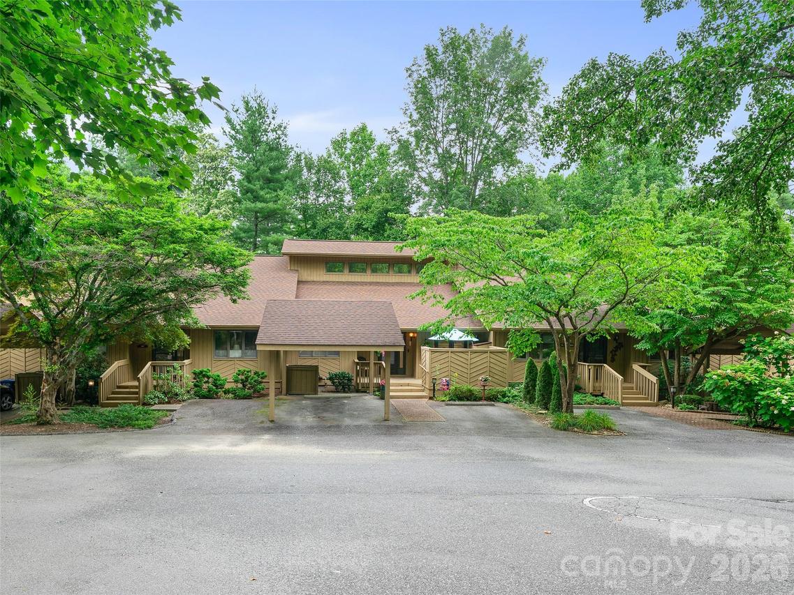 303 White Oak Dr., Hendersonville, NC 28791