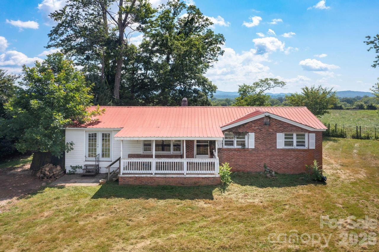 86 Sterling Dr., Mills River, NC 28759