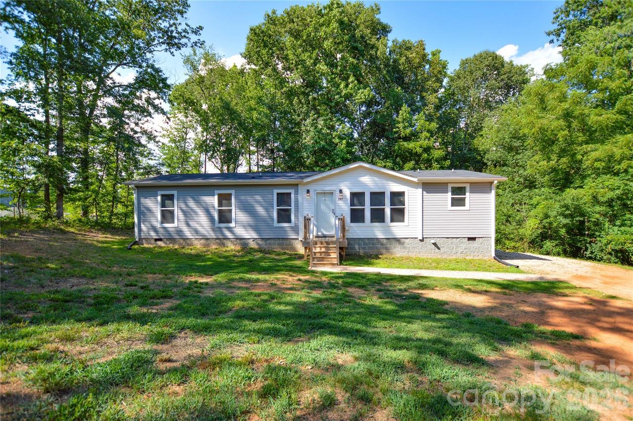 207 Pinehaven Dr., New London, NC 28127