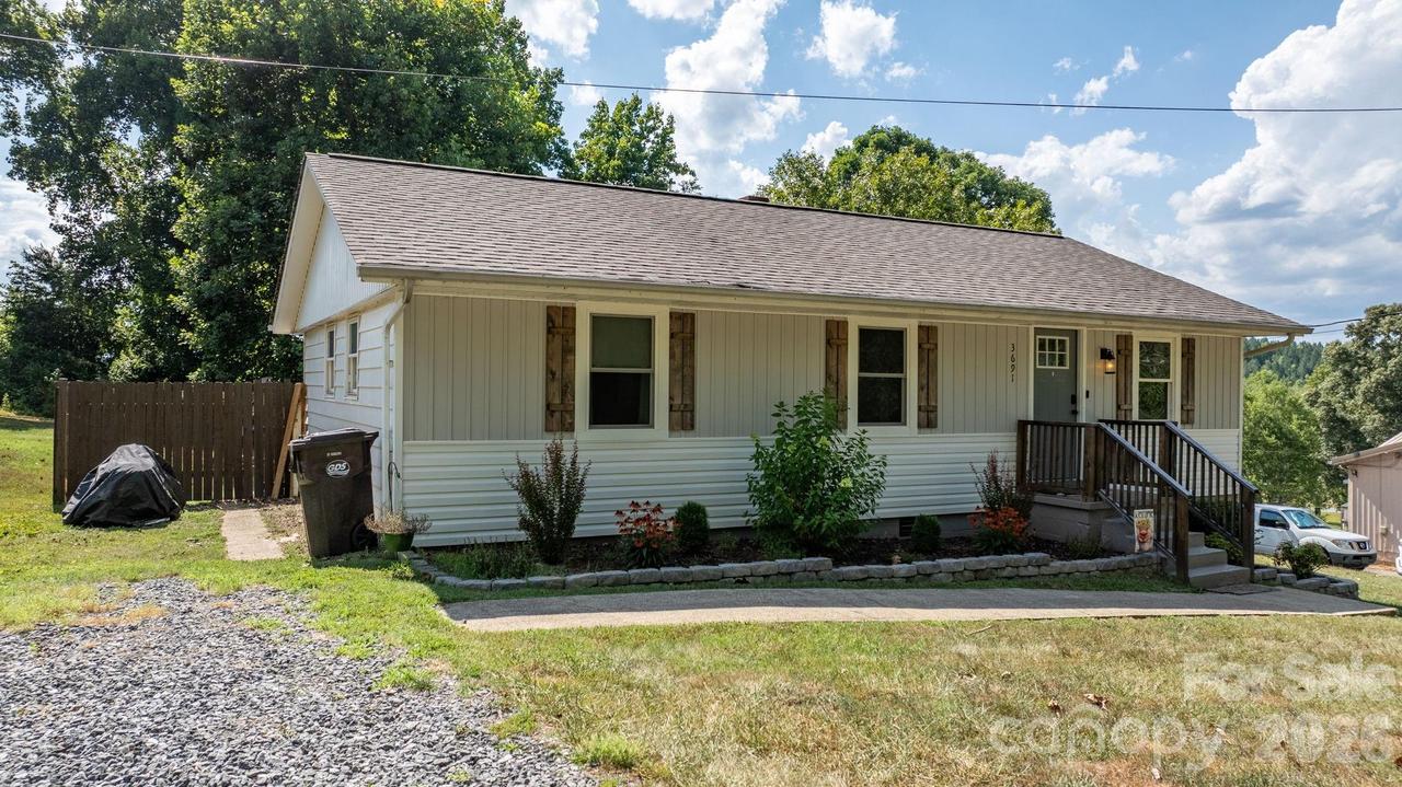 3691 Vantage Heights Cir., Lenoir, NC 28645
