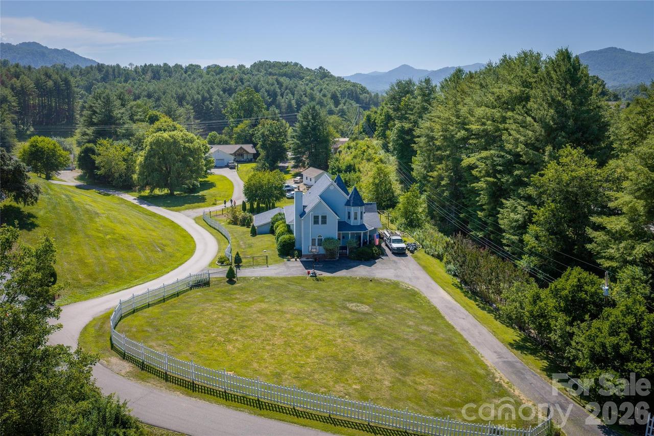 22 Dogwood Cir., Burnsville, NC 28714