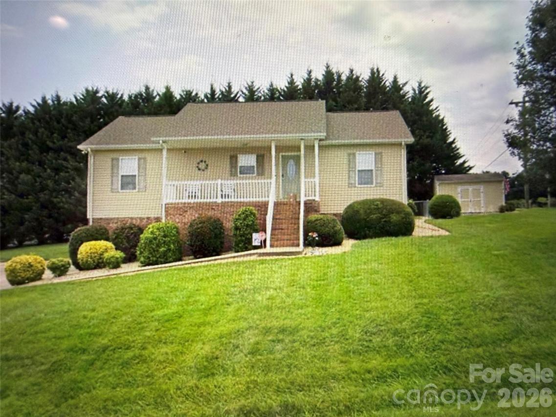 1305 Gallatin Ln., Hudson, NC 28638