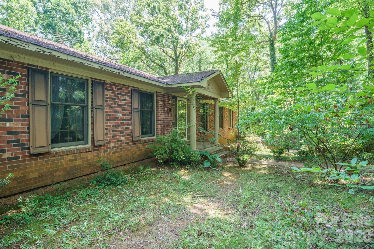1729 Brentwood Dr., Newton, NC 28658