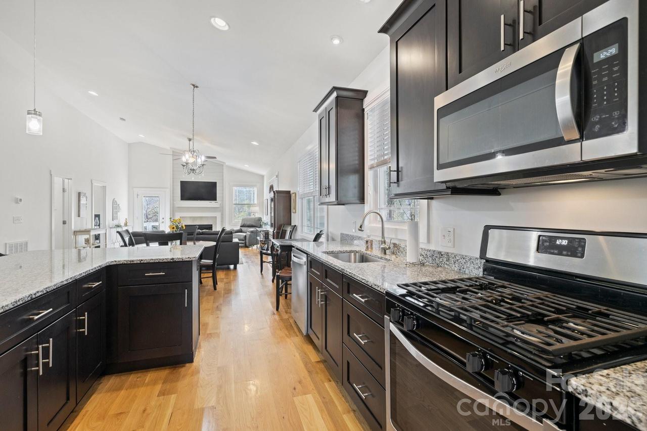 82 Summit Cir., Hendersonville, NC 28739