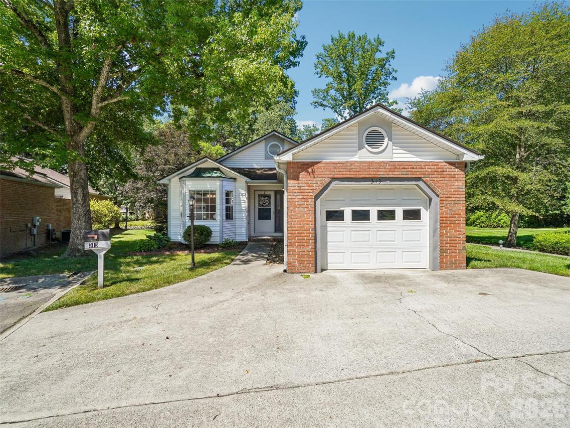 313 Somerton Ct., Hendersonville, NC 28791