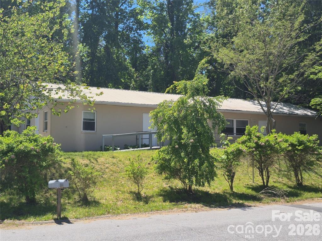 1745 Meadowbrook Ter., Hendersonville, NC 28792
