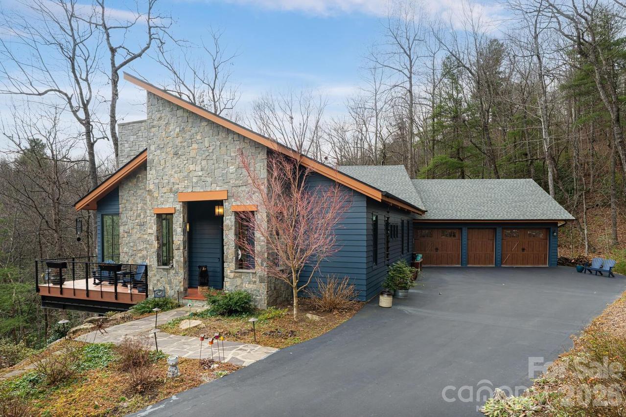 208 Glenroy Ct., Flat Rock, NC 28731