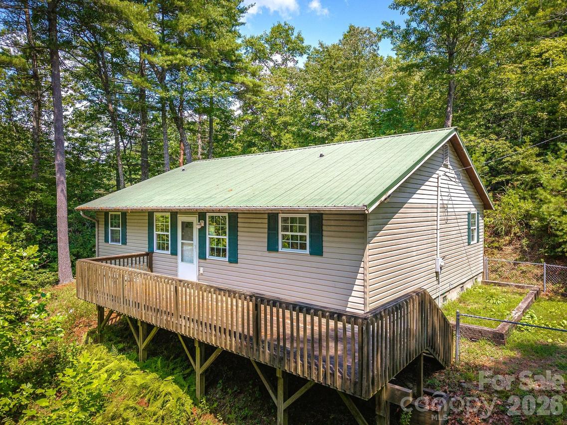 269 Pinewood Knoll Dr., Hendersonville, NC 28739