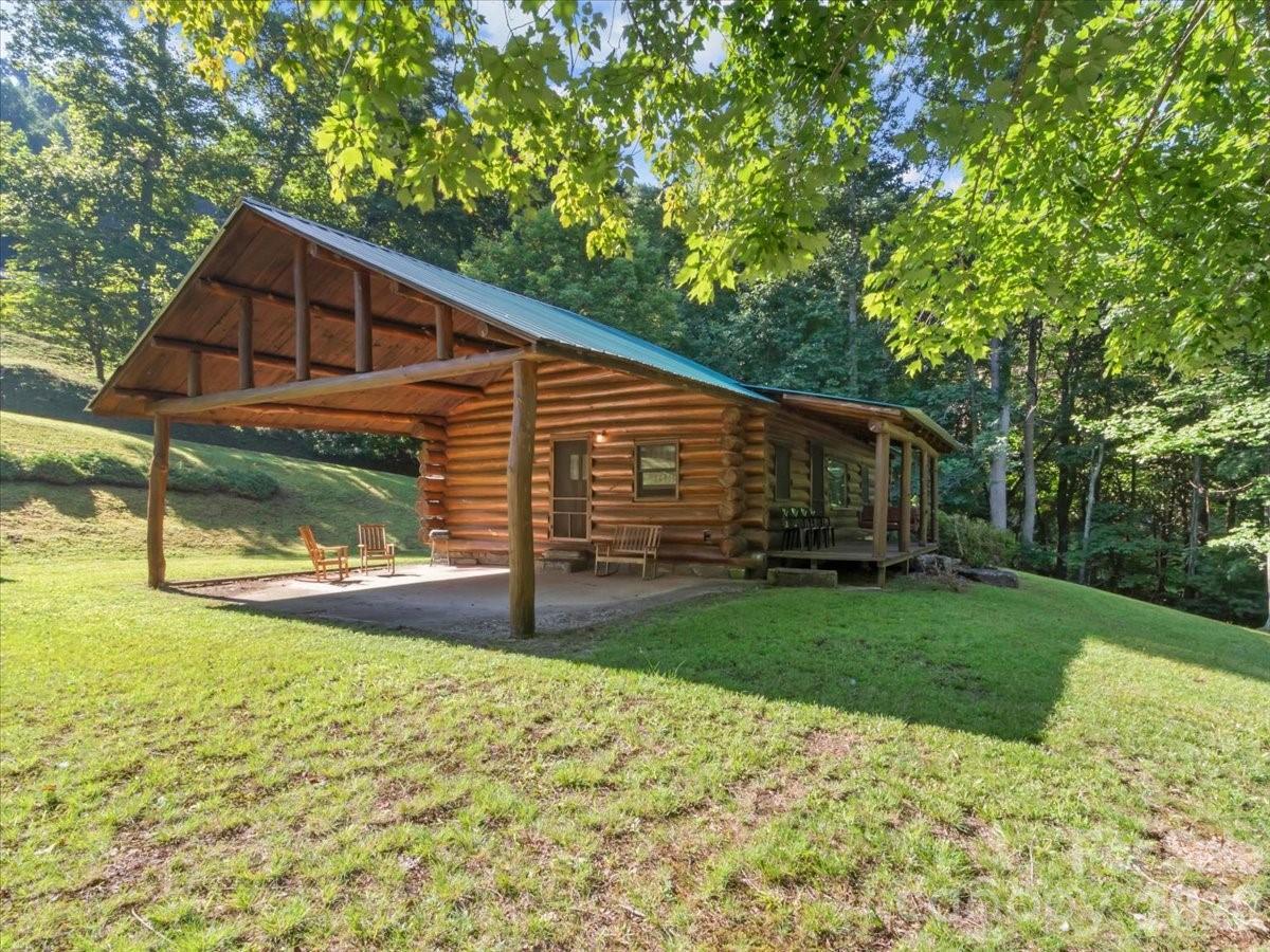 230 Chatter Box Ln., Green Mountain, NC 28740