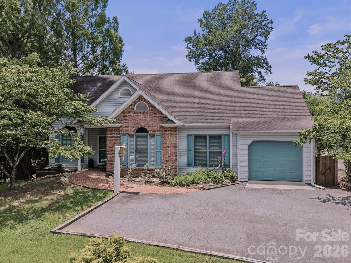 66 Hyde Ave., Tryon, NC 28782