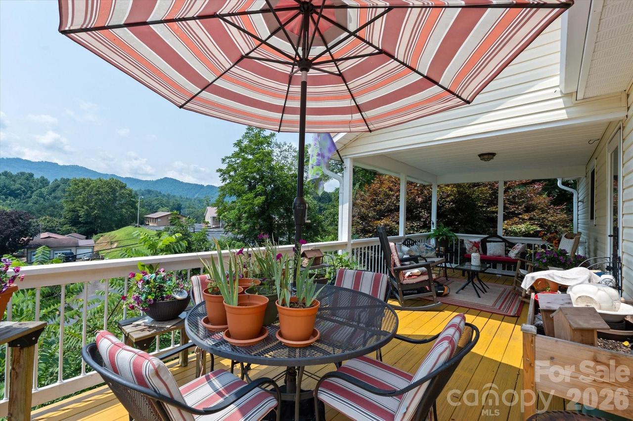 530 West Side Rd., Burnsville, NC 28714
