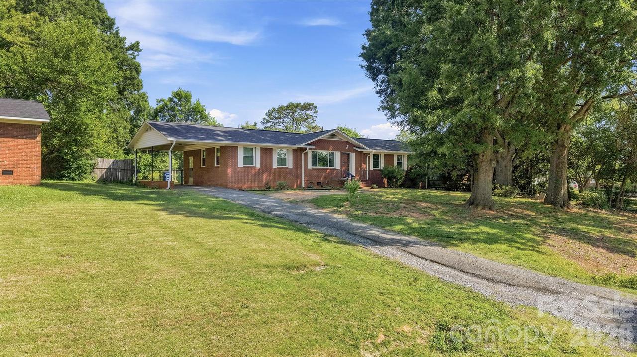 323 Meadowbrook Dr., Matthews, NC 28104