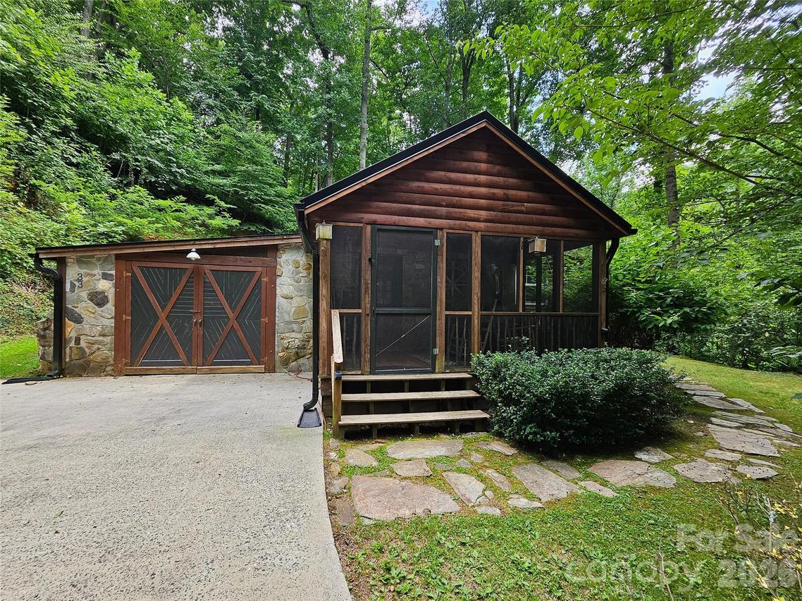 33 Tennis Court Rd., Burnsville, NC 28714