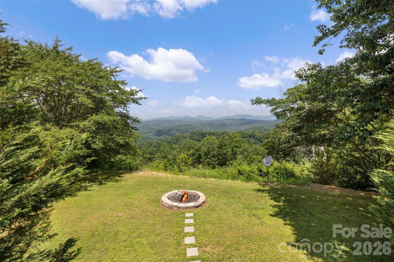 354 Boulder View Dr., Flat Rock, NC 28731