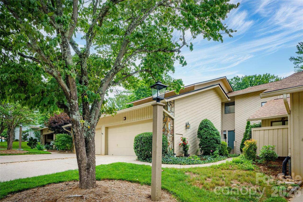 106 Deerlake Dr., Asheville, NC 28803