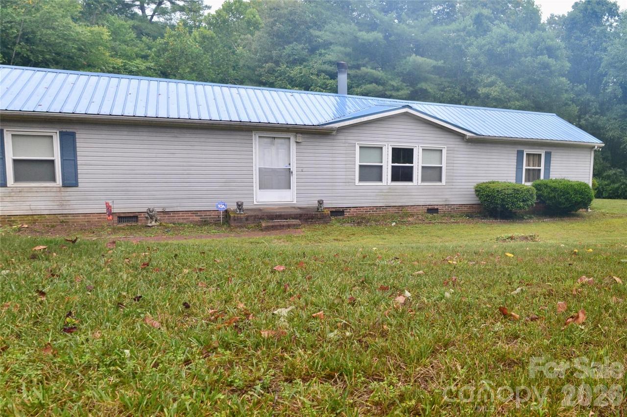 4851 Mounira Ave., Hickory, NC 28602