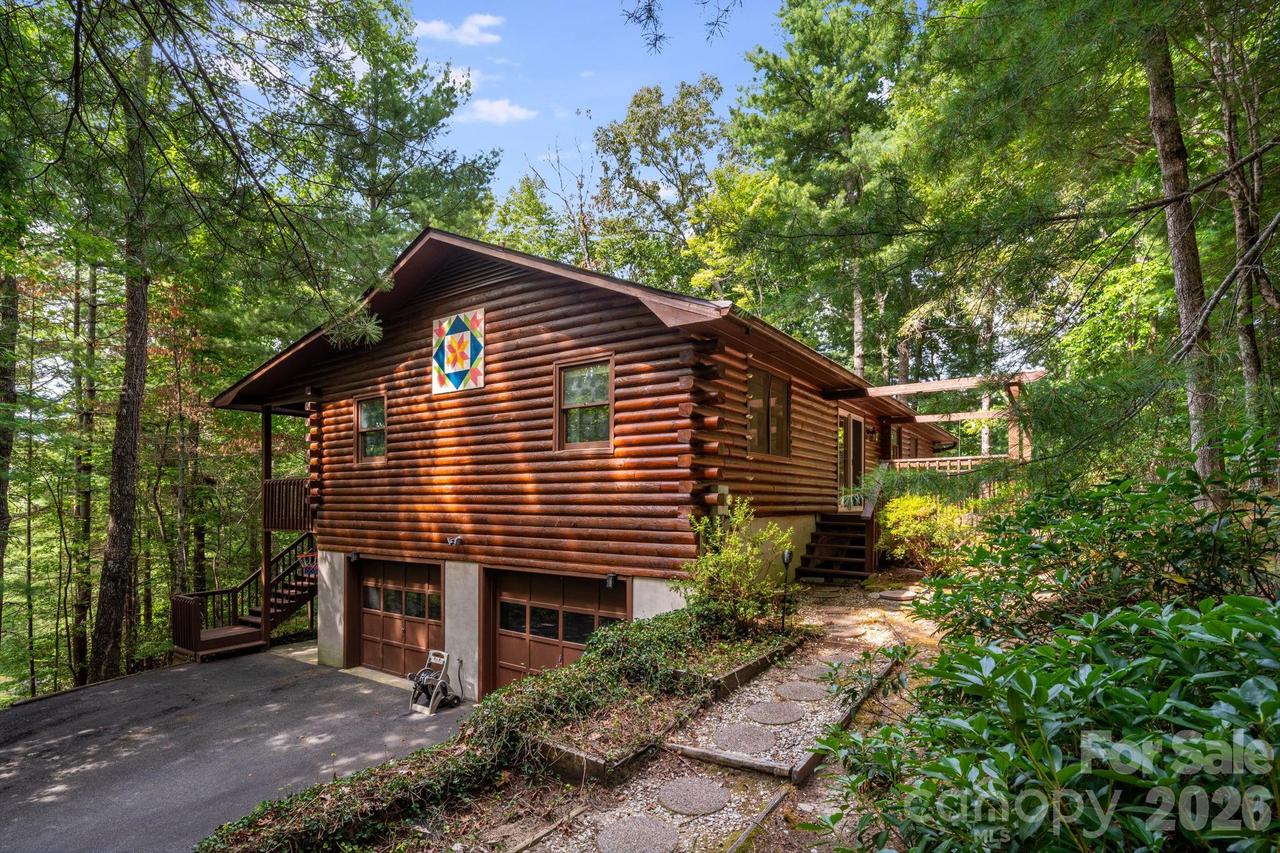 423 Rambling Dr., Hendersonville, NC 28739