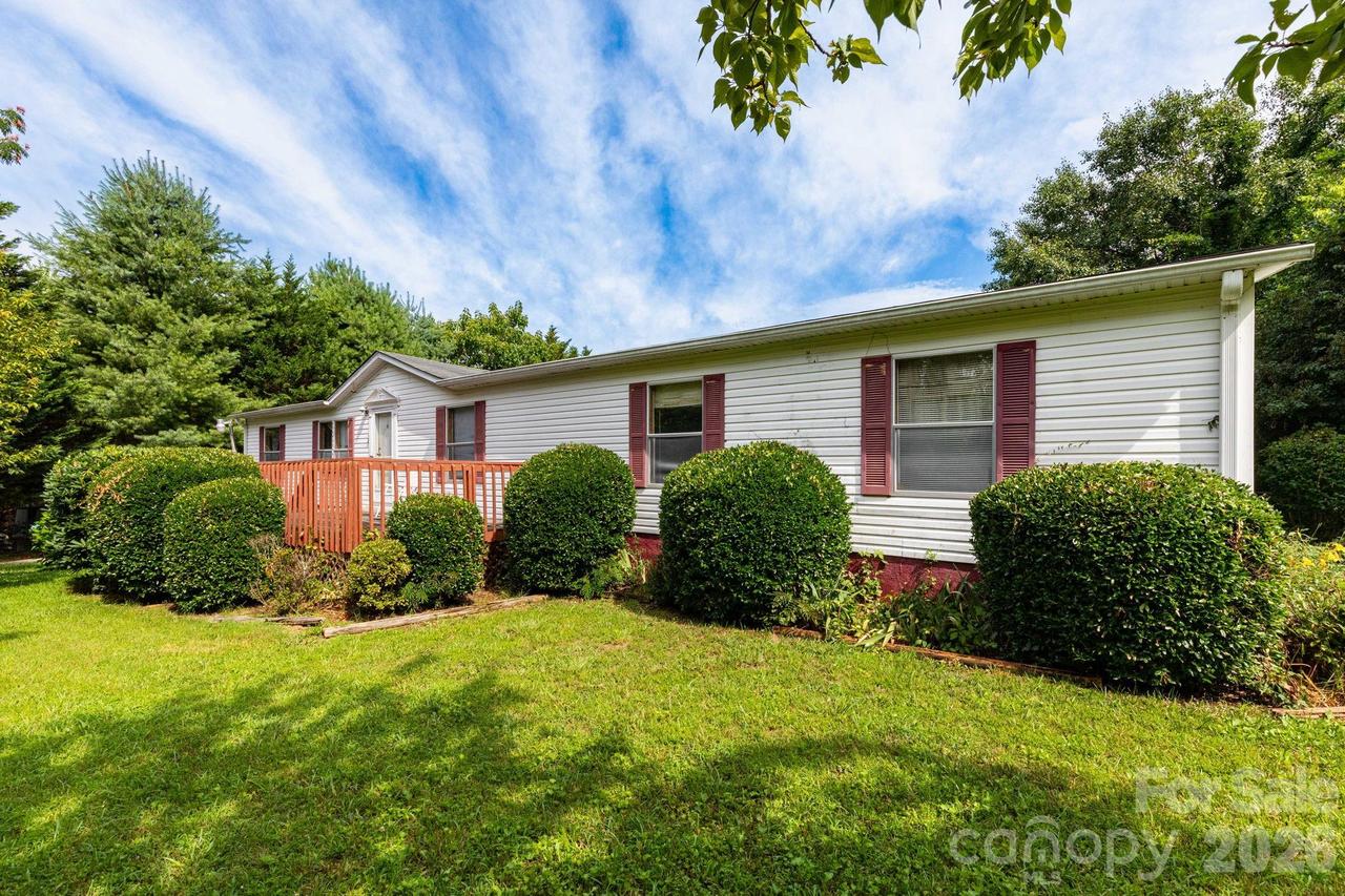 44 Double D Dr., Flat Rock, NC 28731