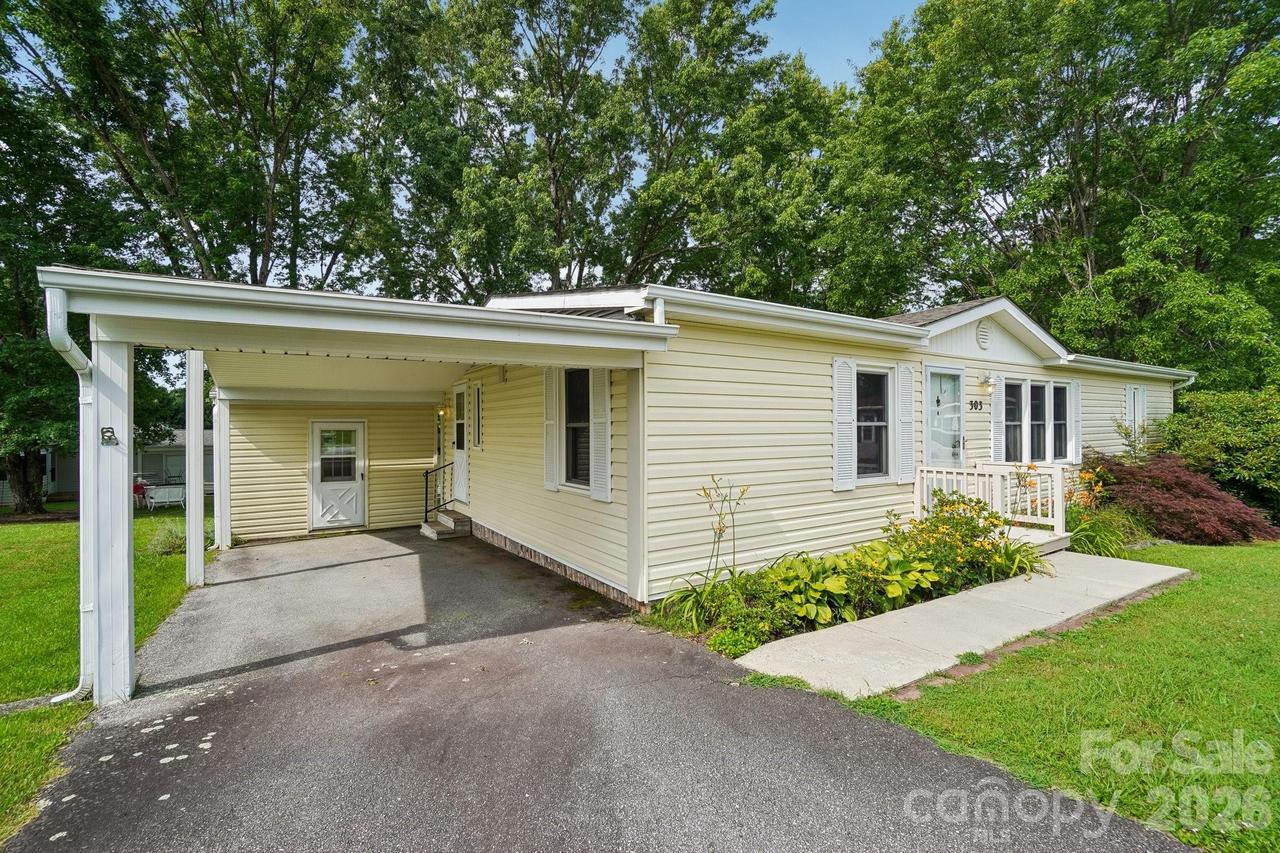 303 Meadowbrook Ct., Hendersonville, NC 28792