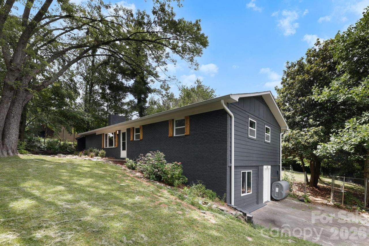 28 Pine Ln., Asheville, NC 28806