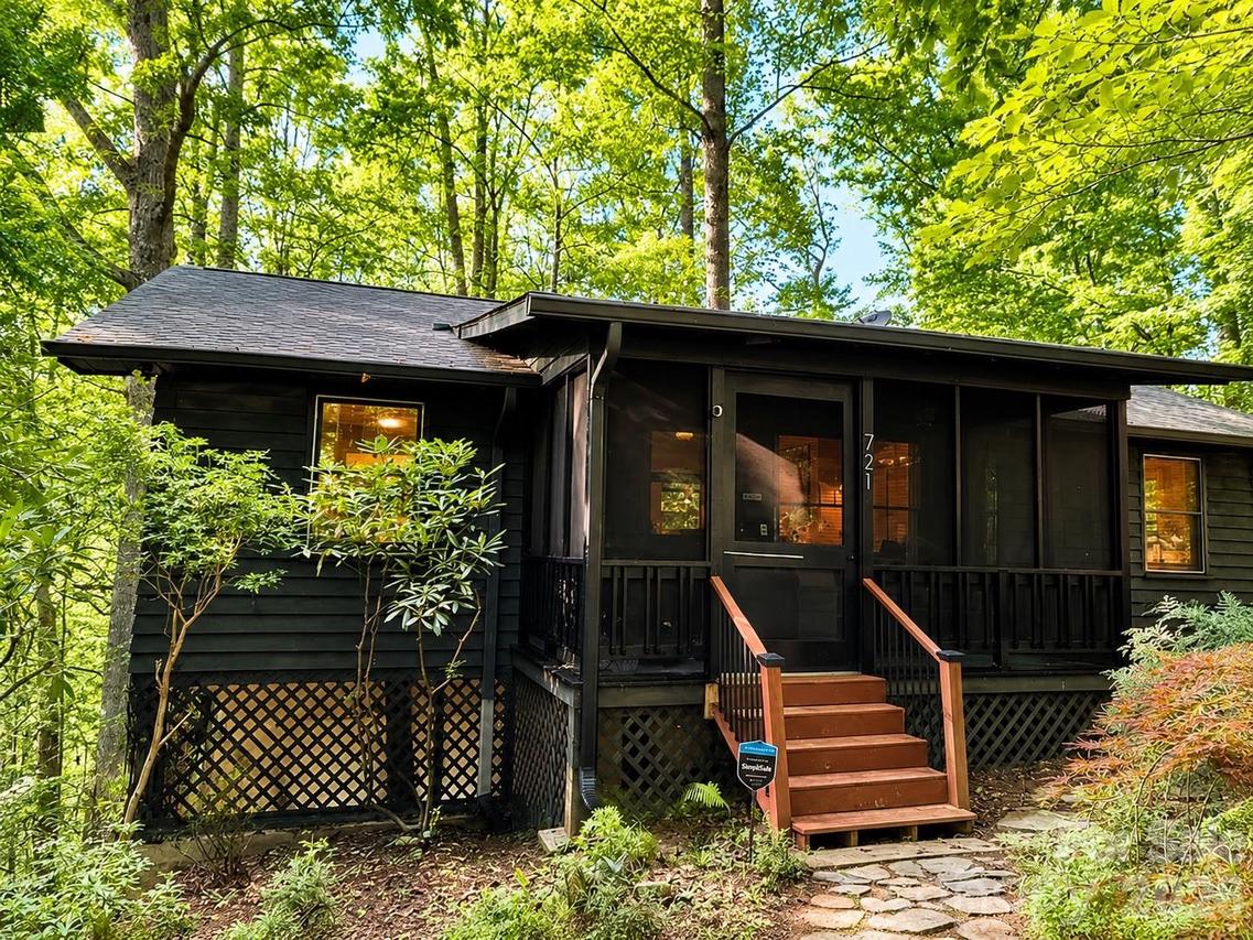 721 Bear Creek Ln., Saluda, NC 28773
