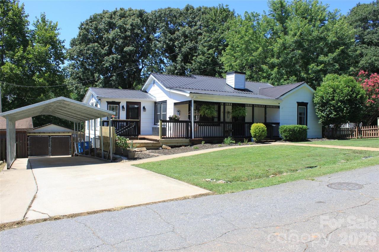 206 Bentwood Dr., Forest City, NC 28043