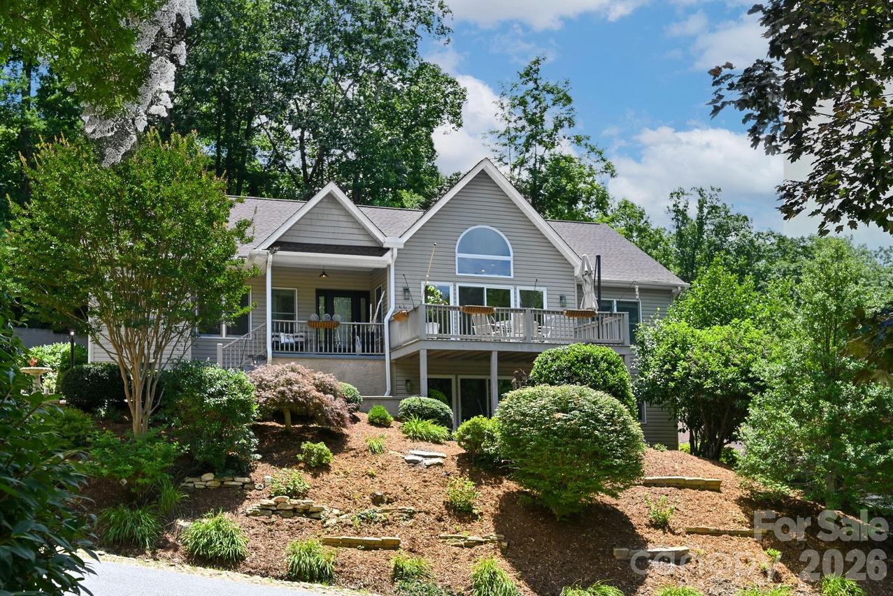 77 Carriage West Dr., Hendersonville, NC 28791