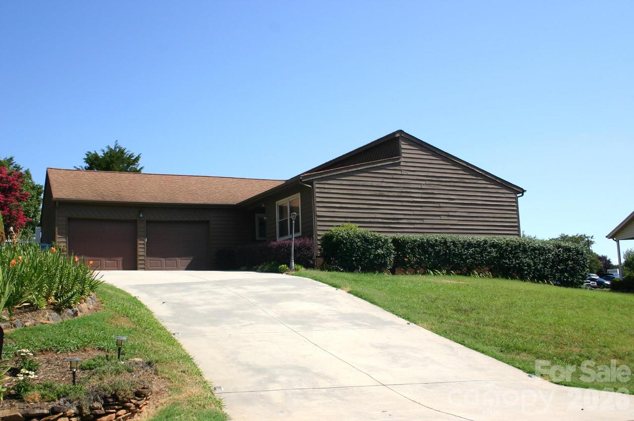 1647 Woodridge Cir., Hickory, NC 28602