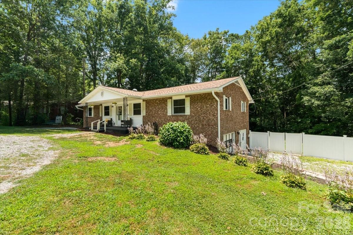 216 Dundeve Cir., Hendersonville, NC 28792