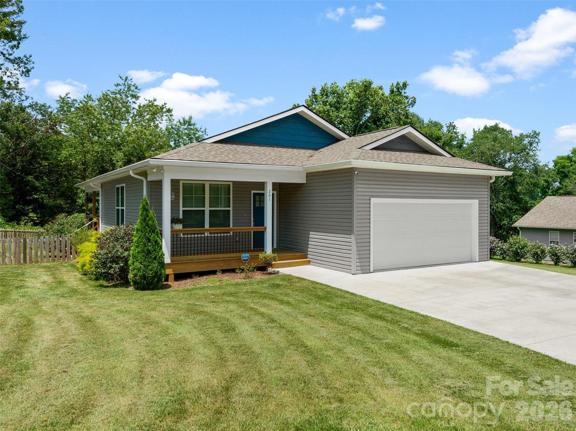 201 N Mapleton Dr., East Flat Rock, NC 28726