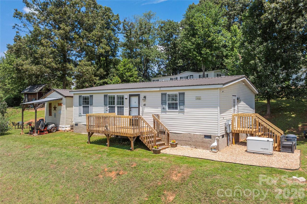 40 Farmstead Rd., Leicester, NC 28748