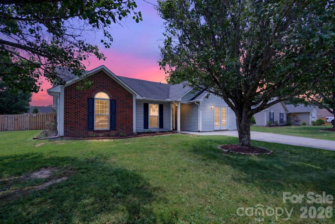 906 Woodhill Dr., Fletcher, NC 28732