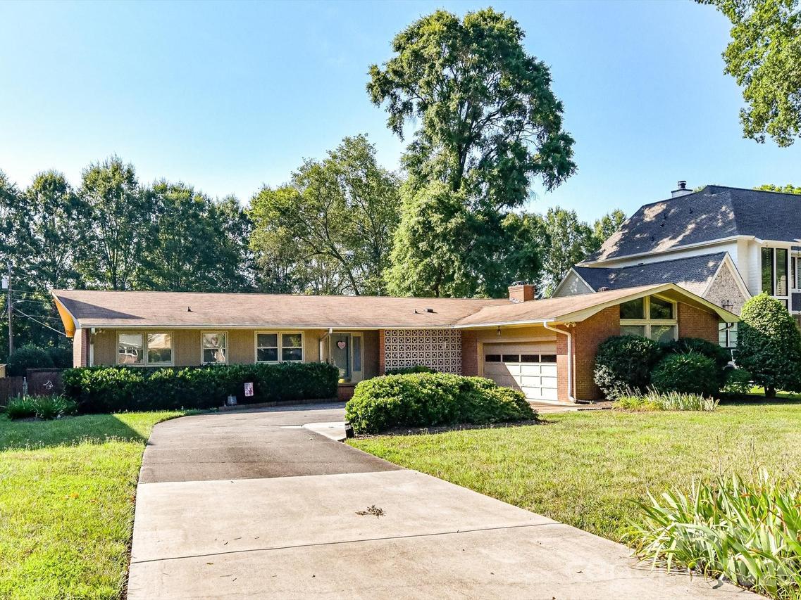 911 Lansdowne Rd., Charlotte, NC 28270