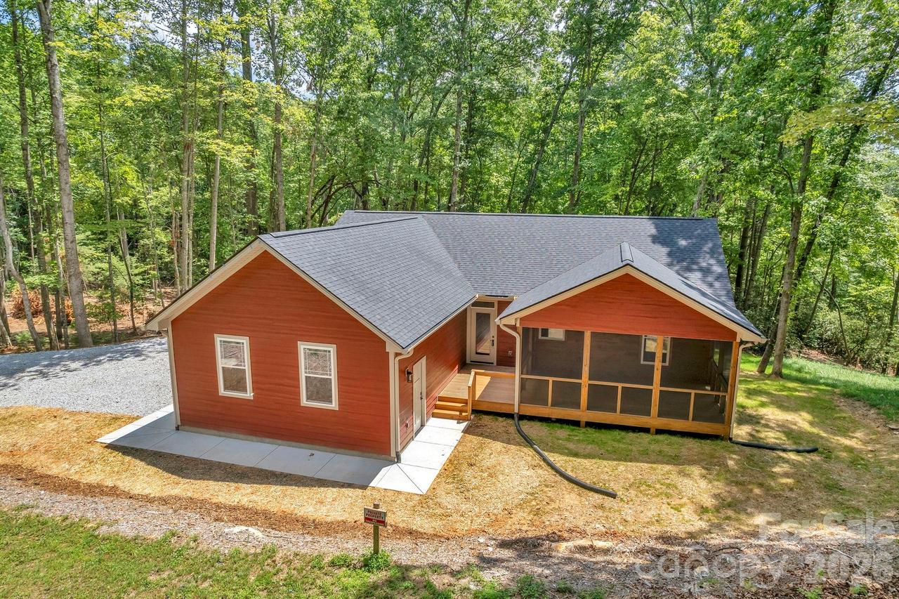 63 Abbey Ln., Hendersonville, NC 28739