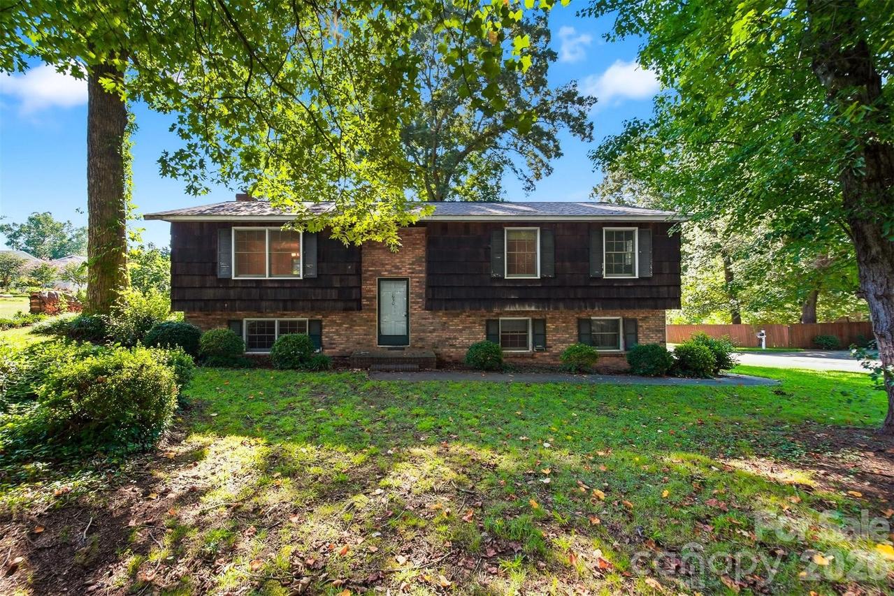 1650 12th Street Dr., Hickory, NC 28601