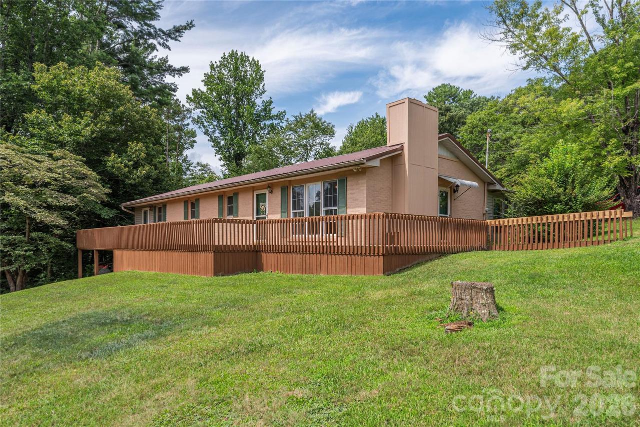 69 Emerald Ln., Hendersonville, NC 28792