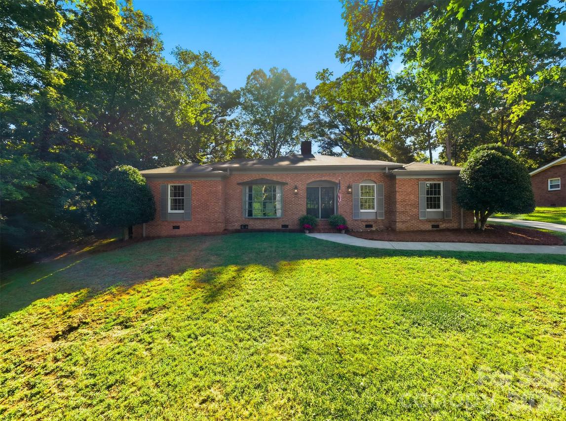 1240 10th Street Ln., Hickory, NC 28601