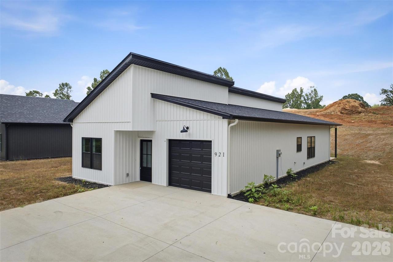 921 Overlook Dr., Lenoir, NC 28645