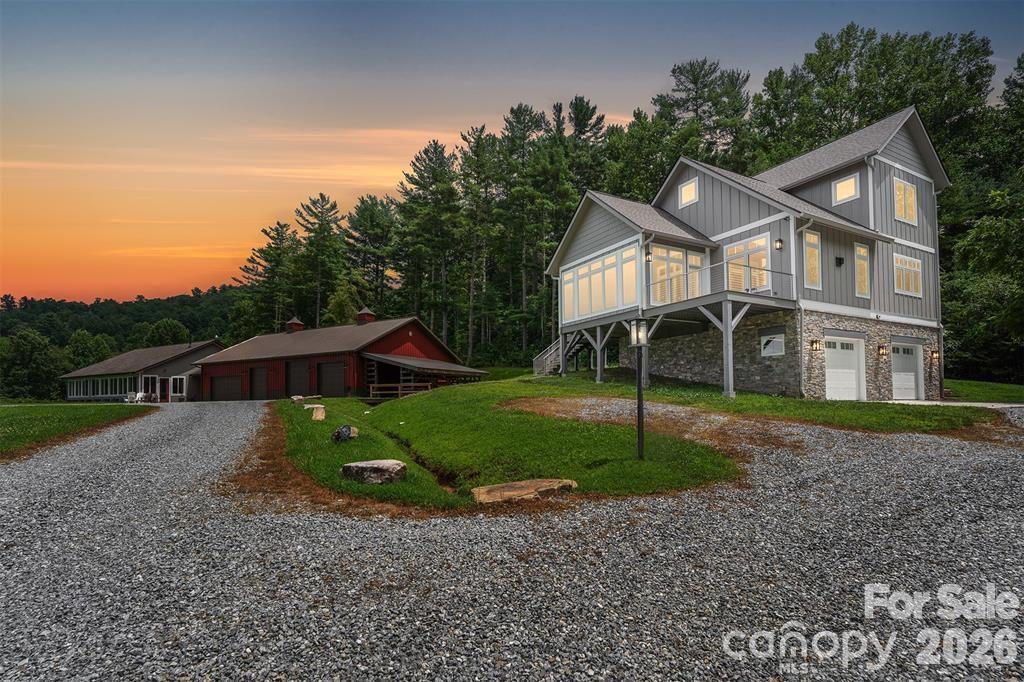 326 Golden Valley Dr., Hendersonville, NC 28792