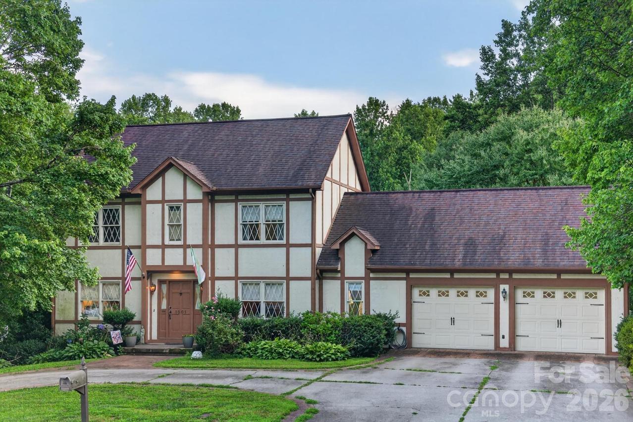 1001 Plantation Dr., Lenoir, NC 28645