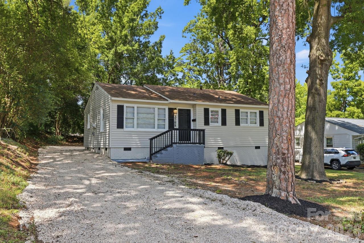 3708 Carlyle Dr., Charlotte, NC 28208