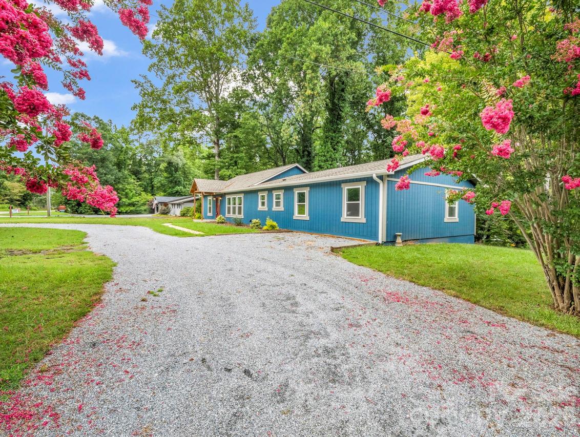 611 Peniel Rd., Columbus, NC 28722