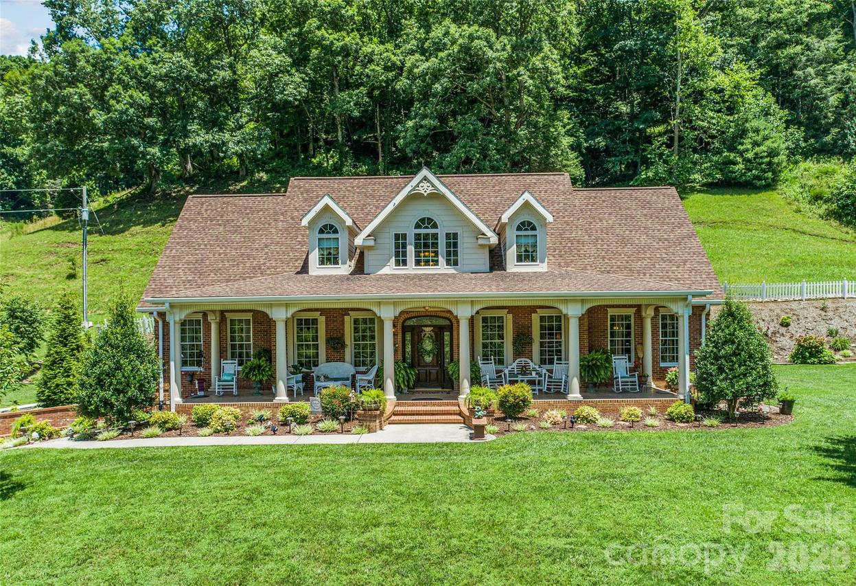 38 Peterson Ln., Green Mountain, NC 28740