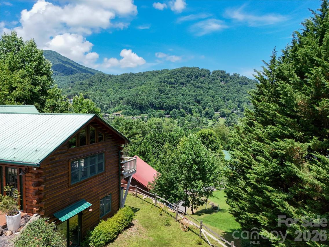 16 Hiawatha Dr., Maggie Valley, NC 28751