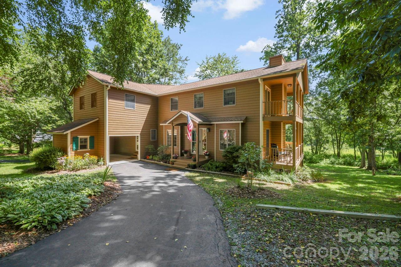 200 Newman Dr., Hendersonville, NC 28792