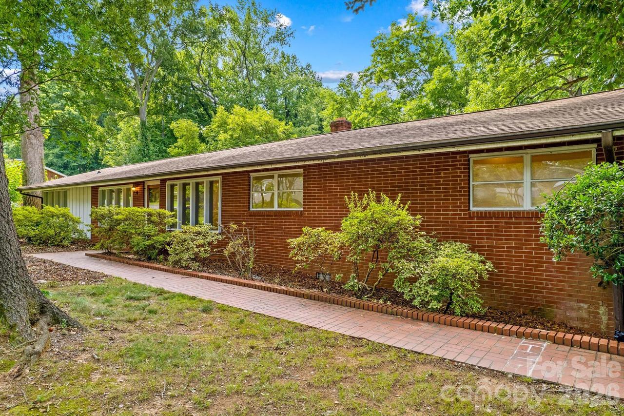 1221 Forestdale Dr., Salisbury, NC 28144