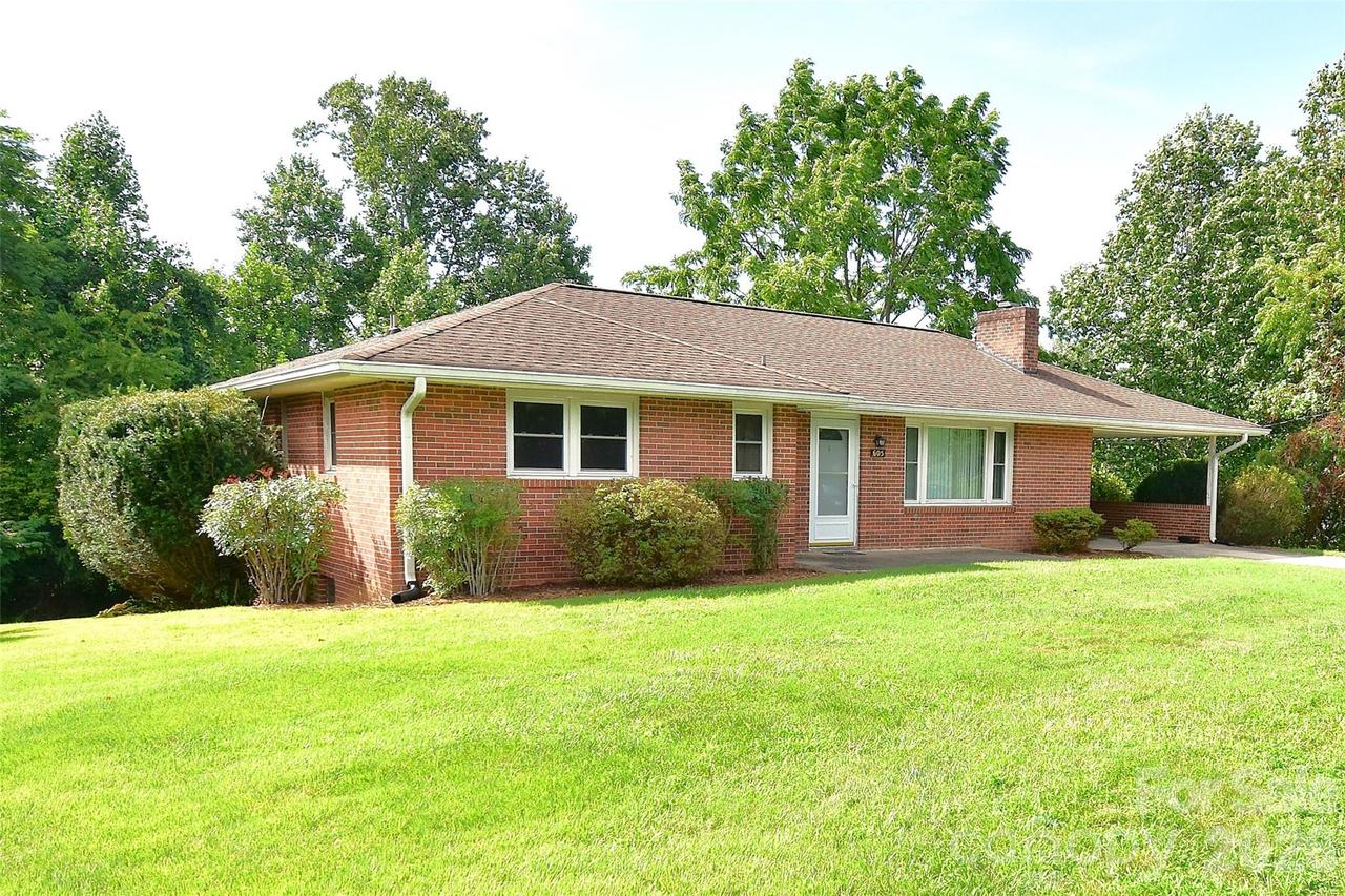 605 S Buena Vista Dr., Hendersonville, NC 28792